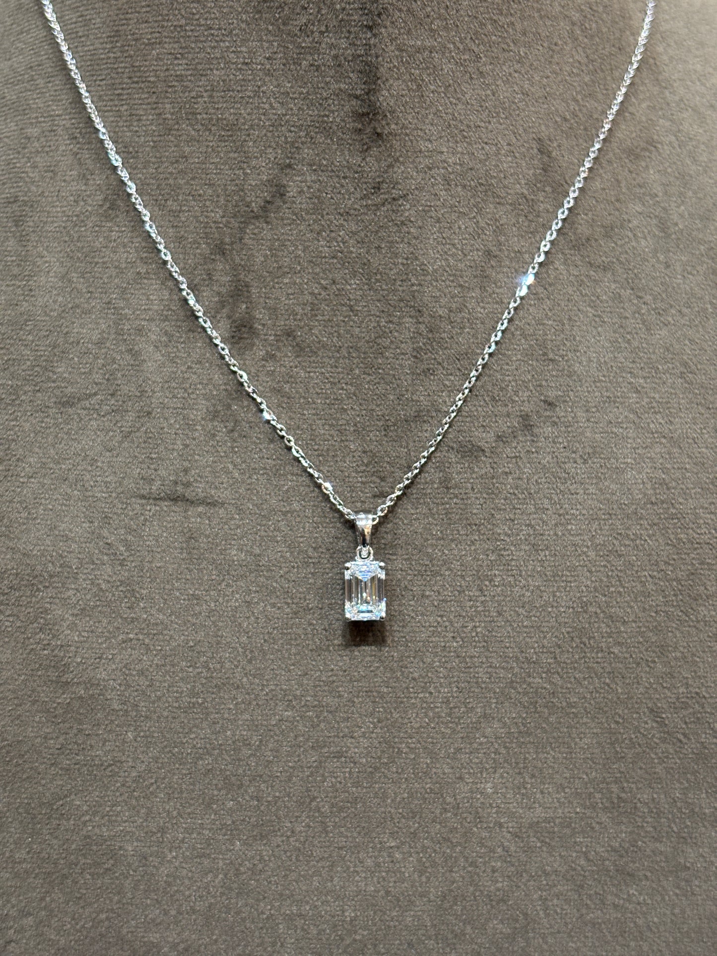 Majestic Bloom Lab Diamond Pendant