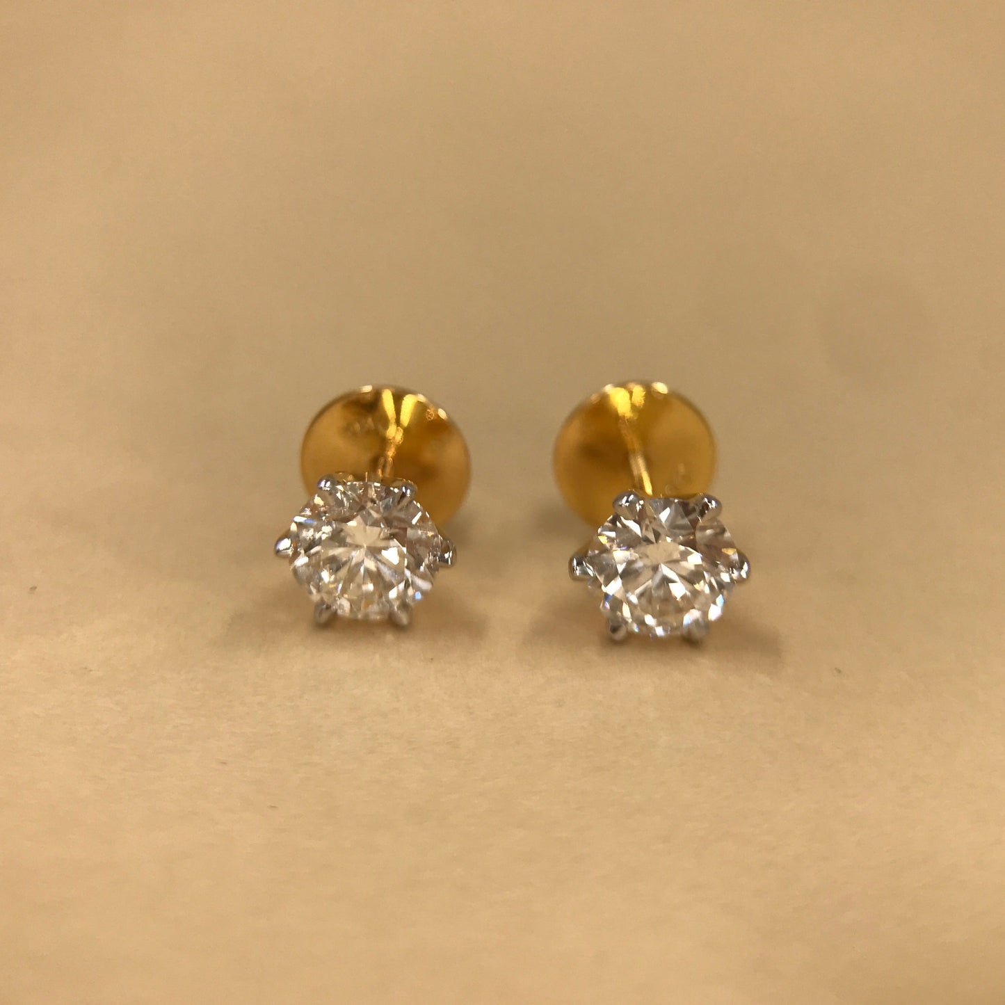 Load image into Gallery viewer, Buzzphonic solitaire earrings
