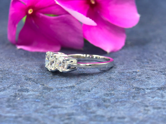 Load image into Gallery viewer, Lumine 3 stone ring Lab Diamond Ring

