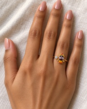 Jagannath Chakadola ring – full-figure Lord Jagannath with gold crown, round eyes and yellow enamel body beside a lab grown diamond solitaire, worn on the ring finger