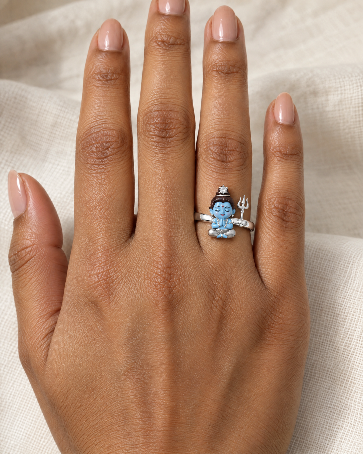 Bal Shiva Bagambar ring in polished 925 silver, worn on the hand