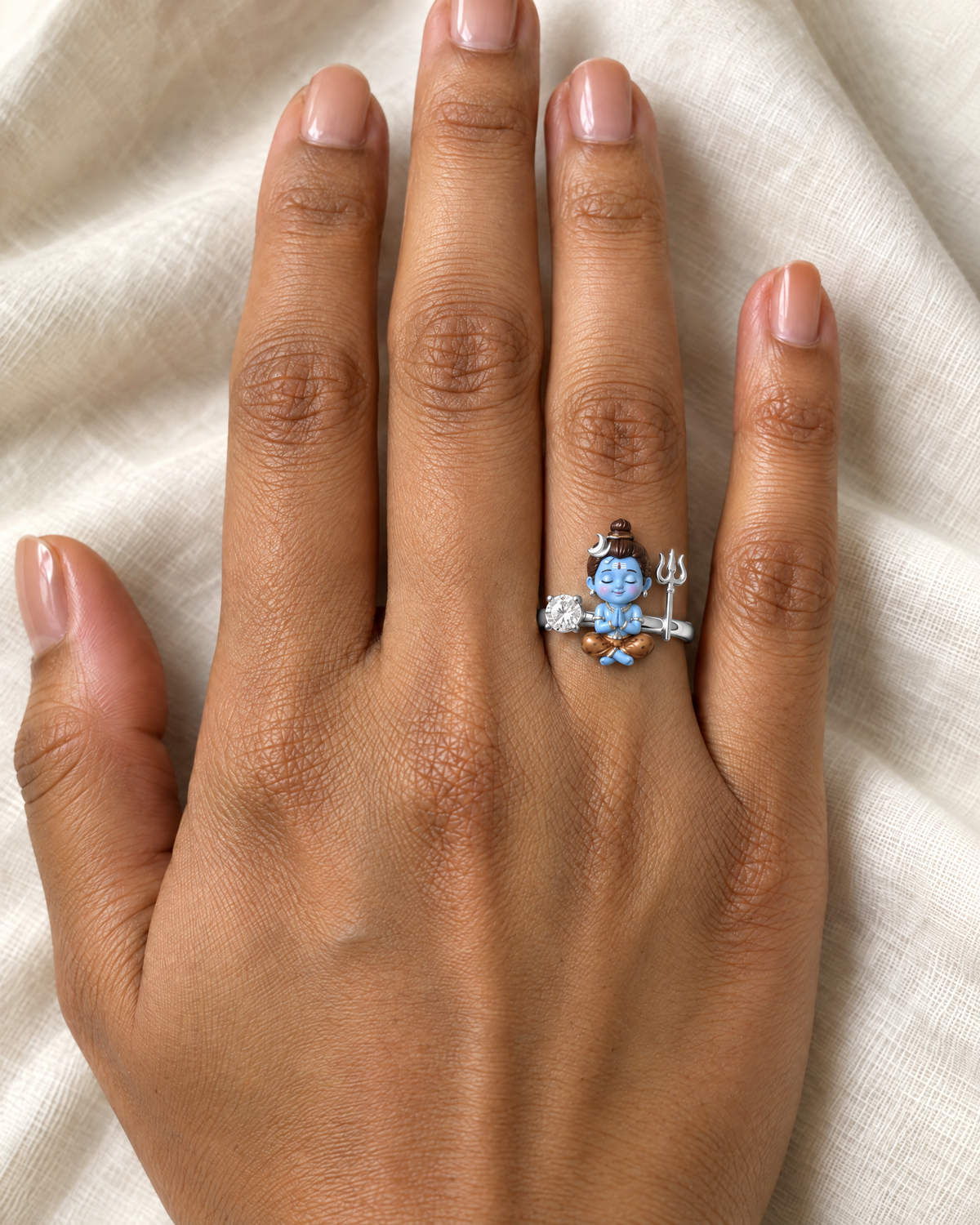 Bal Shiva Umapati ring in polished 925 silver, worn on the hand