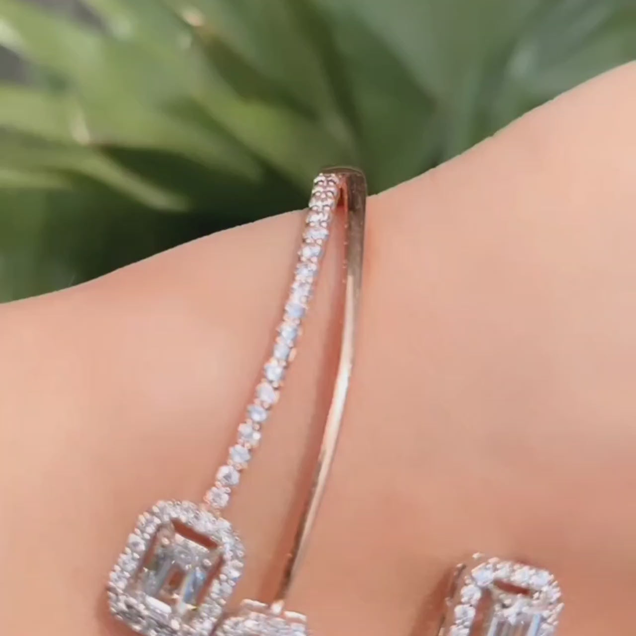 Load video: Angelique bracelet online Fiona Diamonds