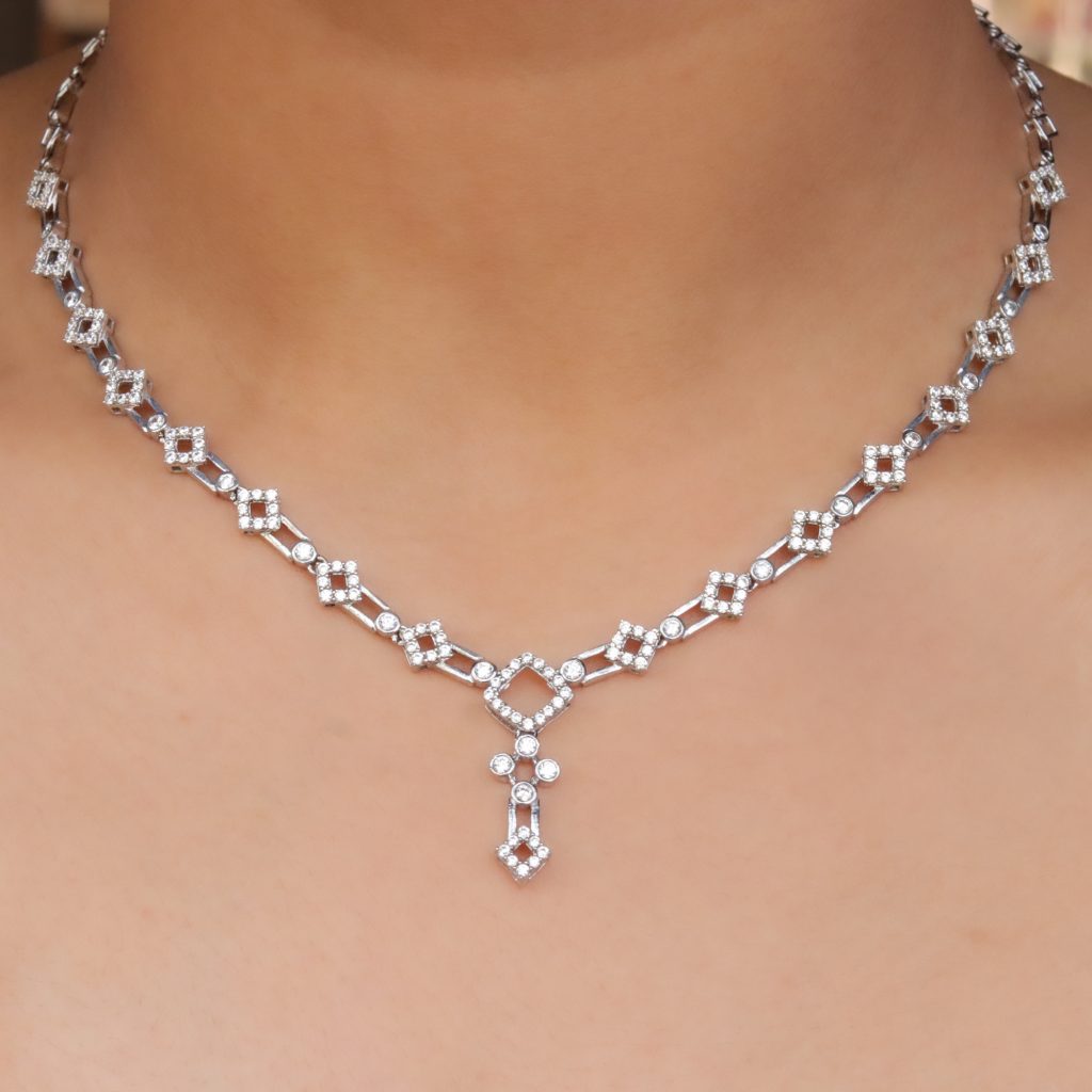 Load image into Gallery viewer, Tiny Fancy Necklace Fiona Diamonds
