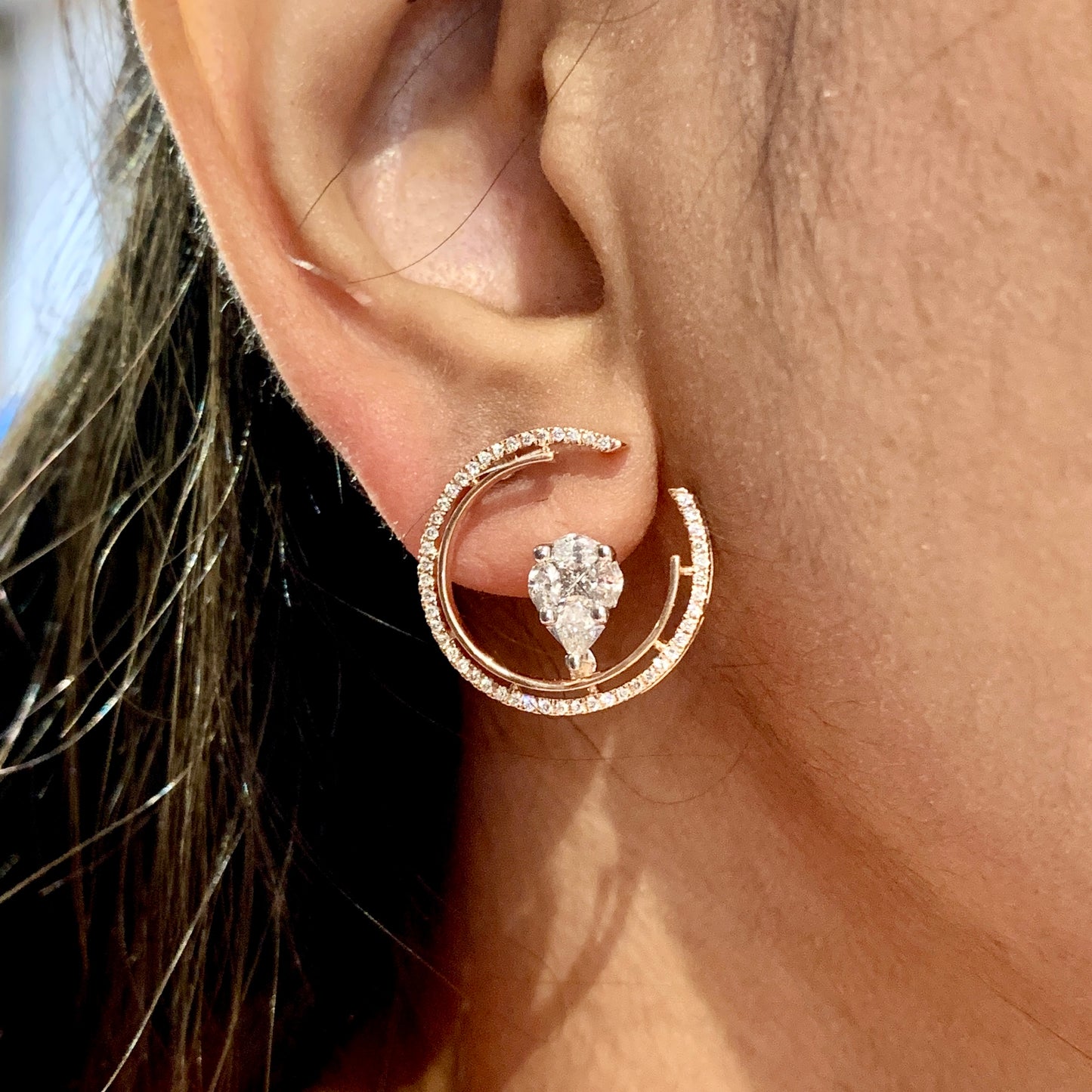 Charismatic solitaire earrings