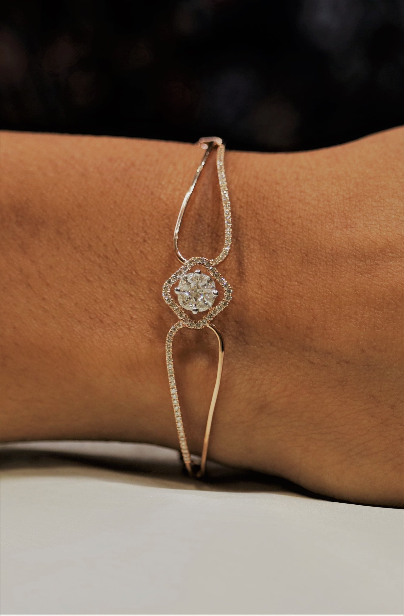 Load image into Gallery viewer, Loop light weight diamond bracelet Fiona Diamonds
